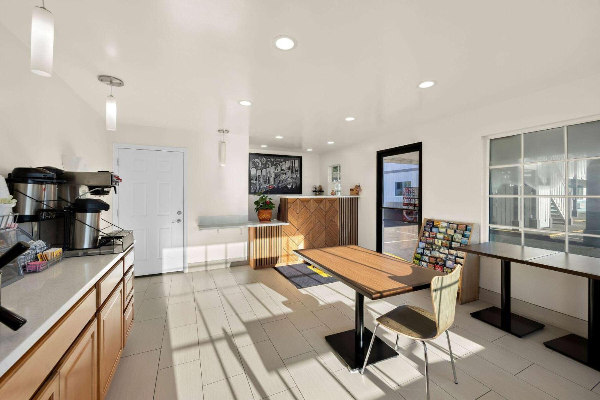 Super 8 By Wyndham Crescent City Extérieur photo