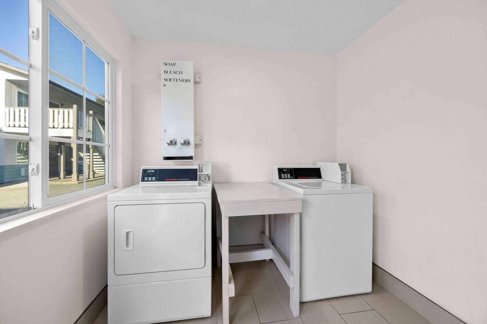 Super 8 By Wyndham Crescent City Extérieur photo