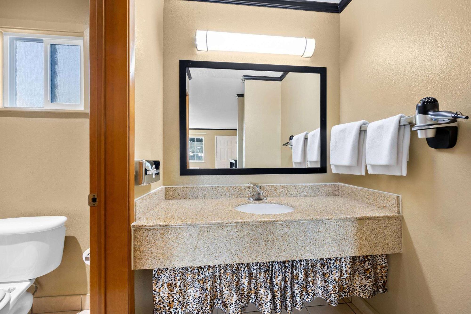 Super 8 By Wyndham Crescent City Extérieur photo